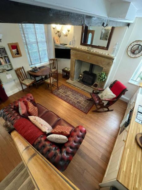 The Little Hideaway - Historic Gem off Haworth Main Street